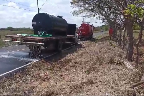 Los conductores de los camiones cisternas fueron obligados a depositar en la cuneta toda el agua que transportaban. Foto. Eric Montenegro