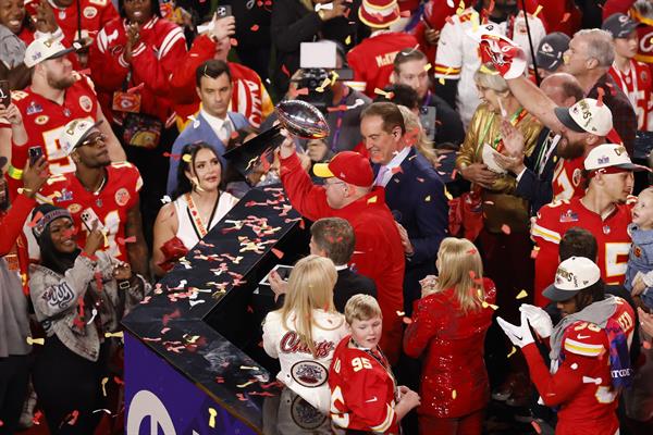 Andy Reid el coach de Kansas City Chiefs con el trofeo de campeón. Foto:EFE