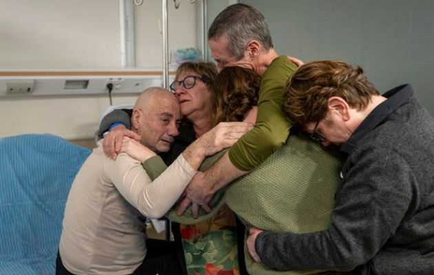 Los argentinos-israelíes Fernando Simón Marman (2d), de 61 años, y Norberto Luis Har (i), de 70,. Foto: EFE