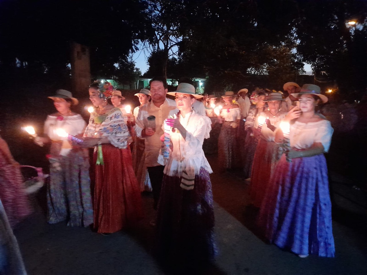  La tuna de Los Callejones en el Carate de Las Tablas celebra carnaval con velas y guaricha. Foto/Redes sociales