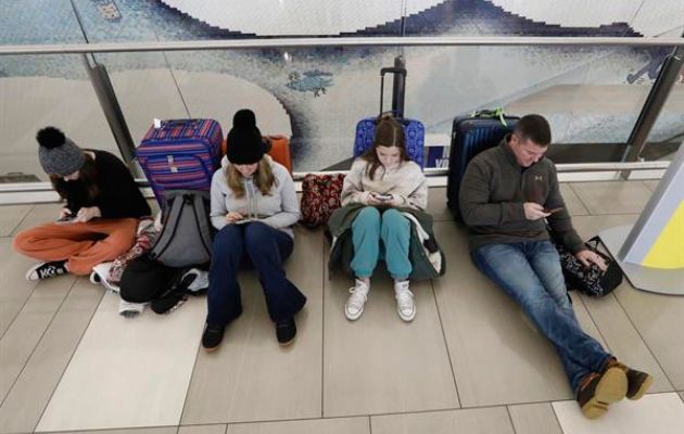 Personas esperan ante los retrasos de sus vuelos en el Aeropuerto de LaGuardia (Nueva York). Foto: EFE