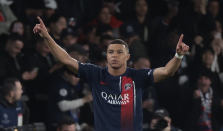 Kylian Mbappé (cent.) celebra su gol durante el partido de octavos de la Champions League ante Real Sociedad. Foto: EFE