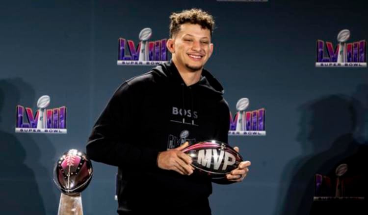 Patrick Mahomes, festeja ganar el Super Bowl ante 49ers. Foto: EFE