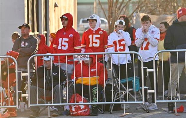 Fanáticos de los Kansas City Chiefs durante el desfile de la celebración del Super Bowl LVIII. Foto: EFE