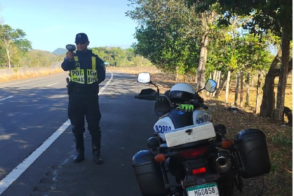 Unas 638 multas fueron aplicadas por exceder los límites de velocidad, 82 por embriaguez comprobada y 234 por luces no adecuadas. Foto. Proteger y Servir