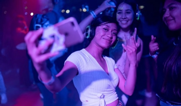 Disfrute las fiestas, pero cuidando su salud. Foto: Pexels