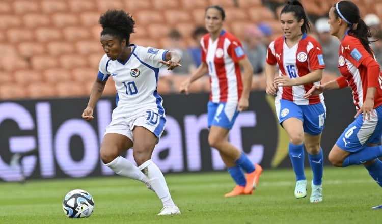 Marta Cox de Panamá conduce el balón ante el acecho de jugadoras de Paraguay. Foto: FEPAFUT