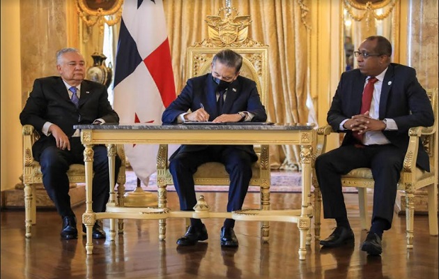 Cortizo firma la designación oficial de Caraballo como Procurador General. Foto: Cortesía