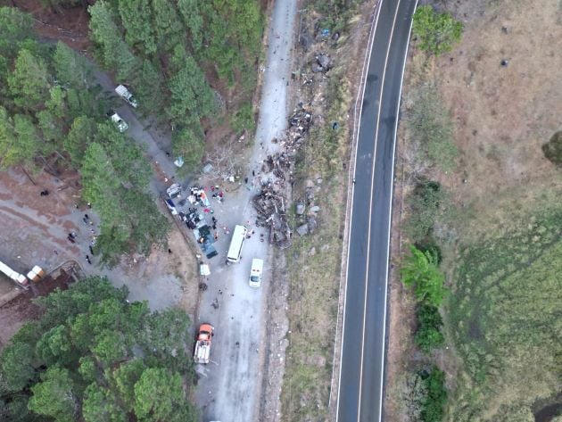 En el bus viajaban 66 pasajeros, ambos conductores fallecieron.