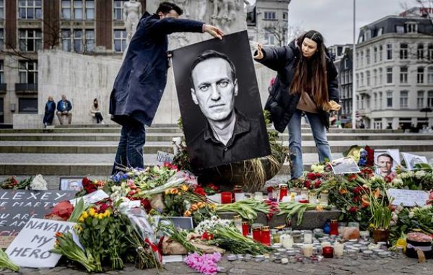 Vigilia por el fallecido líder de la oposición Alexéi Navalny, Amsterdam, Países Bajos. Foto: EFE