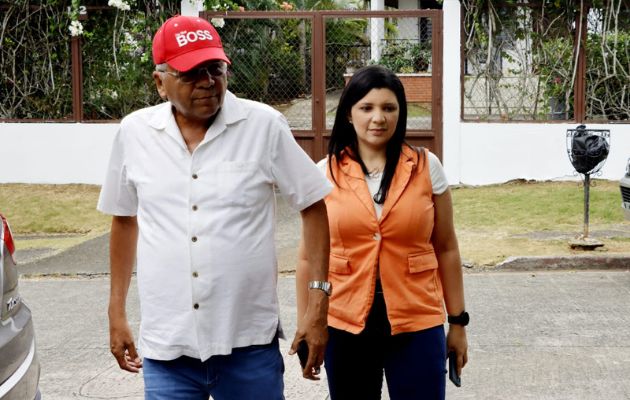 José Muñoz, junto a la candidata a vicealcalde, Jaqueline Muñoz. Foto: Víctor Arosemena. 