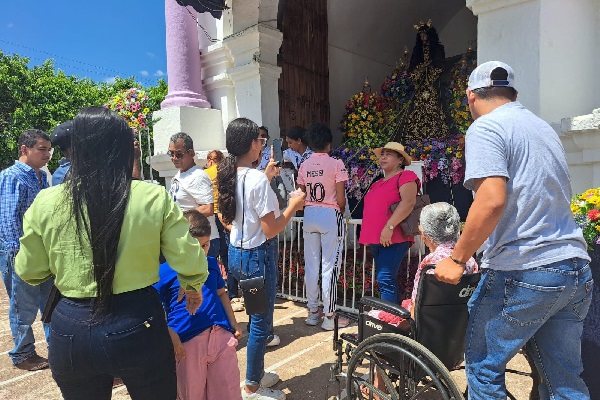 Los devotos este domingo seguían llegando para adorar a Jesús Nazareno de Atalaya. Foto. Melquíades Vásquez