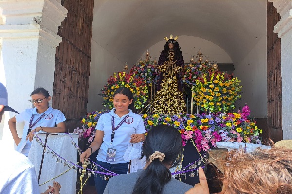 Las filas para llegar a la imagen de Jesús Nazareno de Atalaya han sido interminables.Foto. Melquíades Vásquez