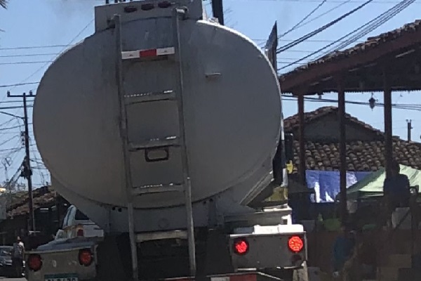 Los moradores señalaron que no aceptan la medida paliativa de carros cisternas para distribuir agua a las casas, ya que la situación empeora y requieren acciones definitivas. Foto. Thays Domínguez