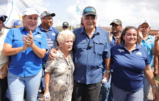 José Raúl Mulino realizó un recorrido por Arraiján. 