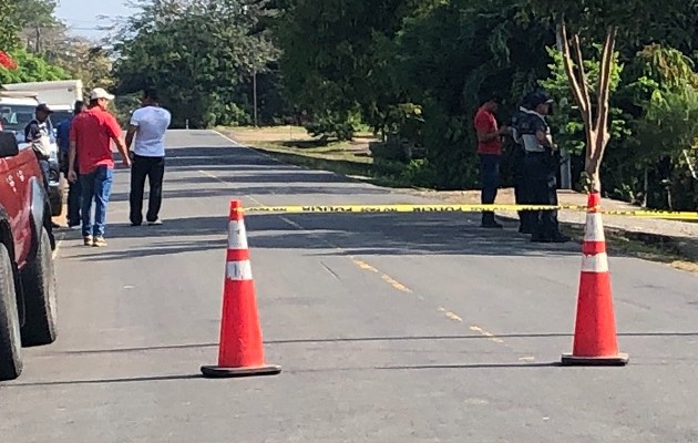 El área donde ocurrieron los hechos fue apcordonado por las autoridades policiales y judiciales. Foto: Thays Domínguez