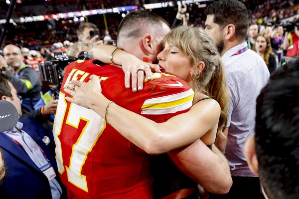 Travis Kelce abraza al cantante estadounidense Taylor Swift. Foto/Archivo