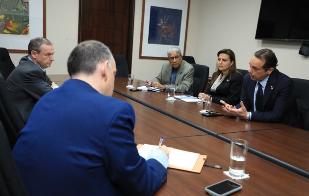 El ministro Jorge Rivera Staff se reunió con directivos de la empresa Minera Panamá. Foto: Cortesía MICI