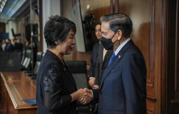 La ministra Yoko Kamikawa junto al presidente Laurentino Cortizo en el Palacio de Las Garzas. Foto: Cortesía
