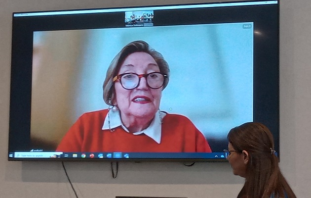 La investigadora Ana Lluch brinda detalles de la nueva terapia a través de videoconferencia.. 