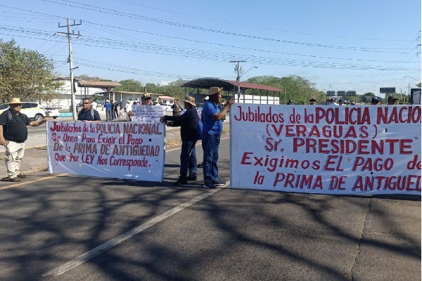 El grupo de policías retirados de las provincias centrales cerraron de forma intermitente los cuatro paños de la vía. Foto. Thays Domínguez