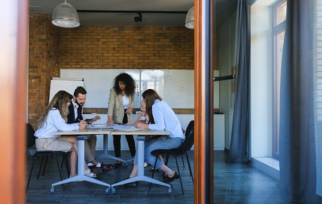 El 83% de la nueva generación de líderes prioriza trabajar con un horario flexible. Foto: Pexels