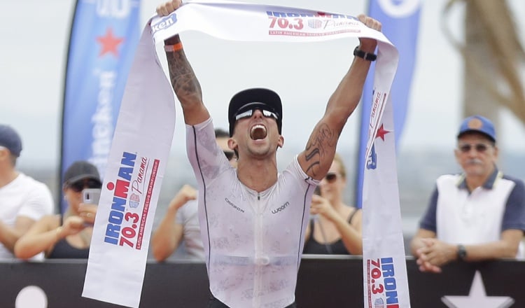 Felipe Santos ganador del Ironman 70.3 Panamá 2024. Foto: EFE