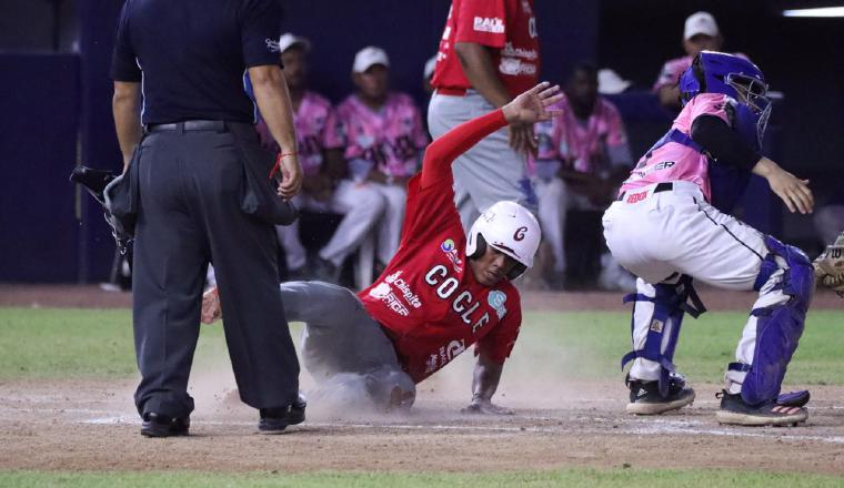 Panamá Metro y Coclé, inician la serie final del béisbol juvenil. Foto: Fedebeis