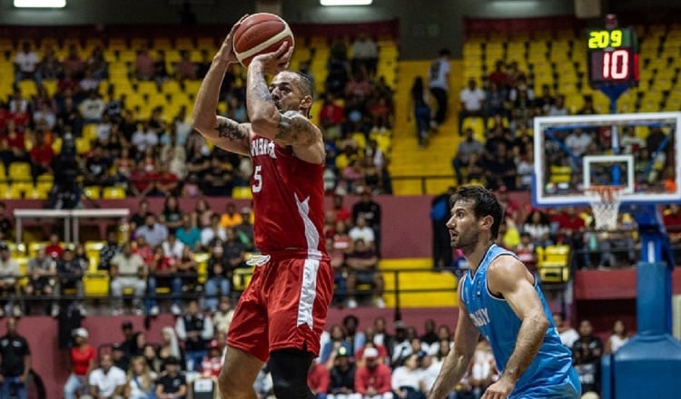 Trevor Gaskins lanza a la canasta en el juego contra Uruguay en la Arena Roberto Durán. Foto: FIBA