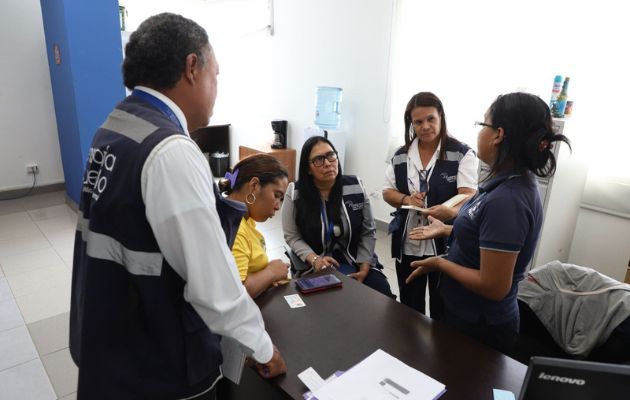 Funcionarios de la Defensoría en la sede del Ifarhu. Foto: Cortesía