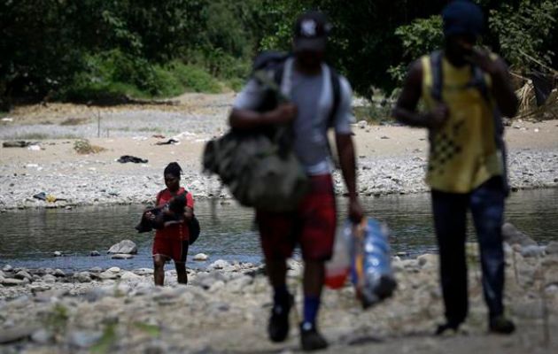 Migrantes cruzan el río Turquesa en Darién. Foto: EFE