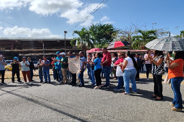 La decisión fue tomada durante una asamblea general realizada luego de efectuar los educadores una protesta frente al centro escolar. Foto. Eric Montenegro