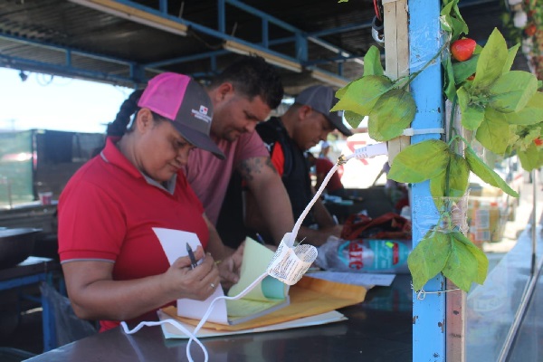 Serán sancionados vendedores de productos alimenticios que no cumplieron con lo que se indica en las leyes en materia sanitaria. Foto. Melquíades Vásquez Serán sancionados vendedores de productos alimenticios que no cumplieron con lo que se indica en las leyes en materia sanitaria. Foto. Melquíades Vásquez