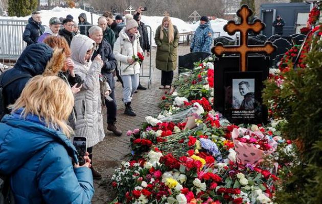 Rusos siguen depositando flores en la tumba de Alexéi Navalni. Foto: EFE