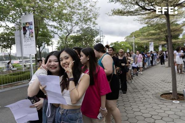 Taylor Swift is holding her first concert in Singapore
