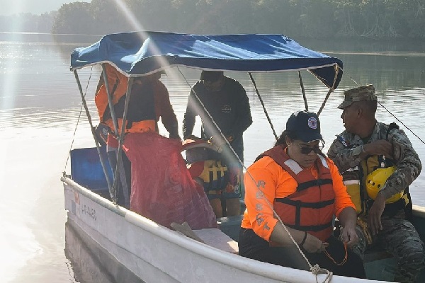 Los operativos de búsqueda se llevan a cabo desde la desembocadura del río Chiriquí en Las Lomas. Foto. Cortesía. Sinaproc