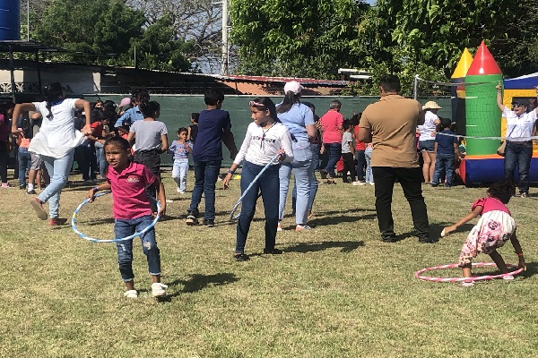 Los estudiantes de algunos sectores se vieron beneficiados con la entrega de útiles escolares. Foto. Thays Domínguez