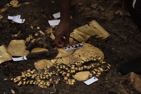 En el lugar se hallaron artefactos de cerámica y piezas de oro como parte de las ofrendas.