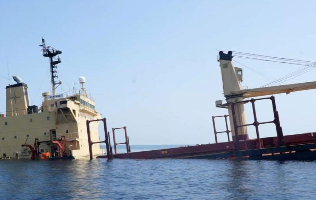 Buque registrado en Gran Bretaña, Rubymar, hundiéndose después de haber sido dañado en un ataque con misiles por parte de los hutíes en el Mar Rojo. Foto: EFE