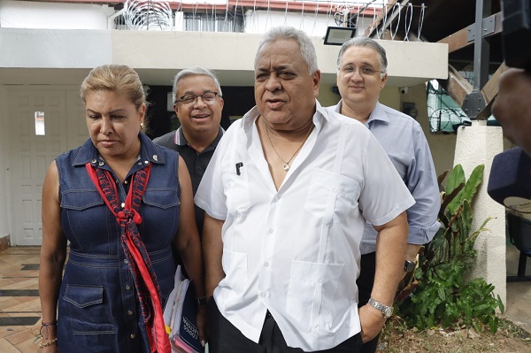 Abogados de Ricardo Martinelli frente a la embajada de Nicaragua, donde se encuentra asilado. Foto: Víctor Arosemena