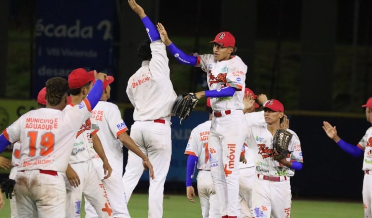 Jugadores de Coclé festejan su segundo triunfo contra Coclé. Foto: Fedebeis 