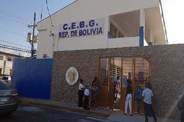 Desde temprana horas, los estudiantes junto a sus padres se dirigieron hacia los diferentes planteles que funcionan en la costa atlántica. Foto. Diomedes Sánchez