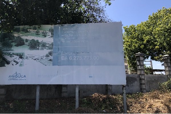 Hay obras en las que solamente está en pie el letrero que indica el costo de la construcción o remodelación del centro educativo. Foto. Thays Domínguez