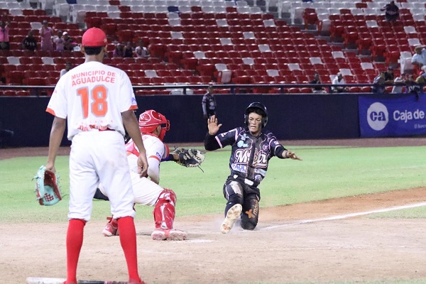 Panamá Metro tiene ventaja en la serie final juvenil ante Coclé por 3-2. Foto: Fedebeis