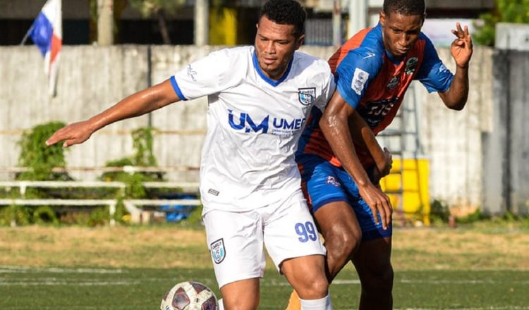 Rolando 'Toro' Blackburn del Umecit (izq.) y disputa el balón con un jugador de Potros. Foto: @fcumecit