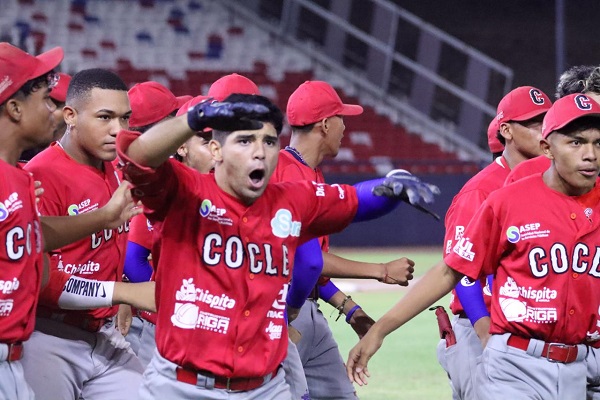 Luis Escudero pegó jonrón de piernas y festeja las cuatro primeras carreras de Coclé. Foto: Fedebeis