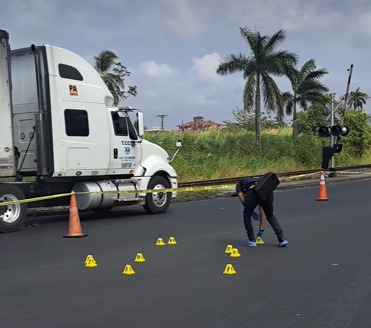 Más de 20 casquillos de bala quedaron esparcidos en la carretera. Foto: Cortesía Investigación 