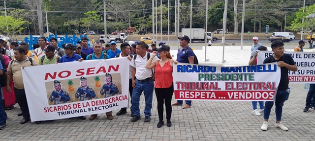 Protesta se realiza en las afueras del Tribunal Electoral. Víctor Arosemena. 