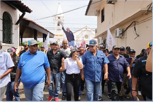 José Raúl Mulino realizó una caminata por varias comunidades de Pesé y Chitré. Foto. Cortesía