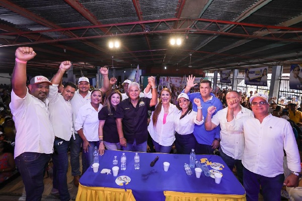 El candidato presidencial José Raúl Mulino, se reunión con varios candidatos a puestos de elección popular. Foto. Cortesía